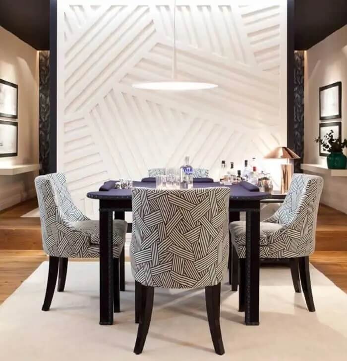 O painel de gesso para sala de jantar simula uma linda obra de arte na parede