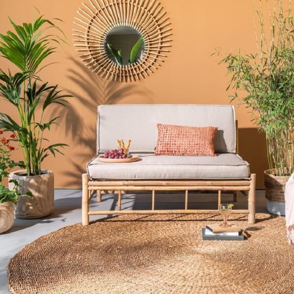 O tecido do sofá de bambu para área externa deve ser impermeável para não se desgastar com o tempo
