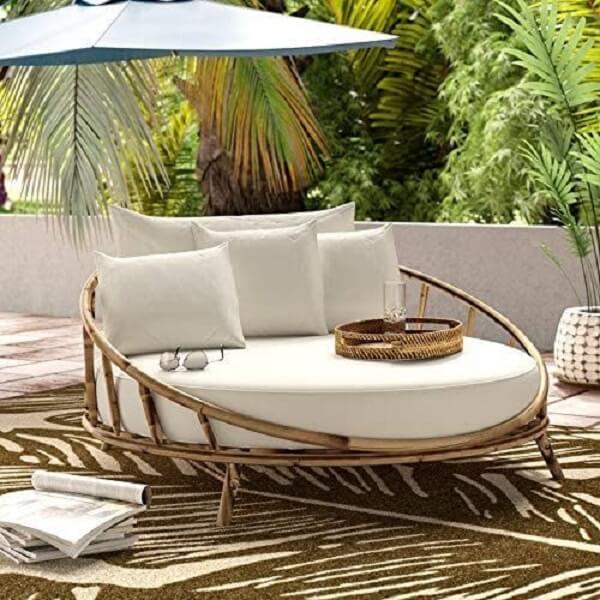 Ombrelone e sofá de bambo redondo formam uma combinação perfeita