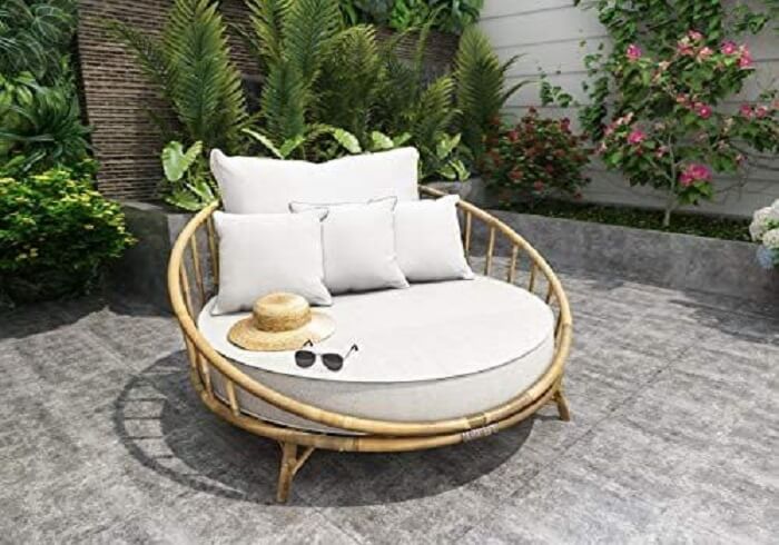 Para uma decoração ainda mais moderna invista no sofá de bambu redondo
