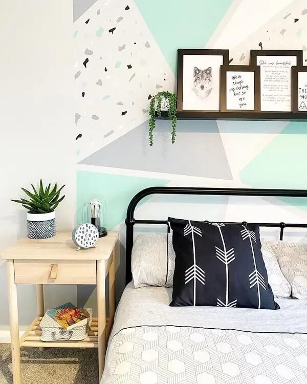 Pintar parede com fita crepe a cabeceira da cama de casal ganhou ainda mais destaque