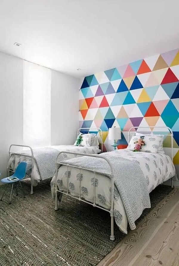Pintar parede com fita crepe quarto com camas de ferro e parede com pintura geométrica colorida