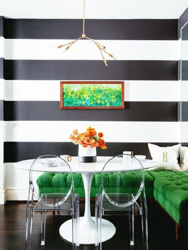 Pintar parede com fita crepe sala de jantar com pintura listrada e banco estofado verde