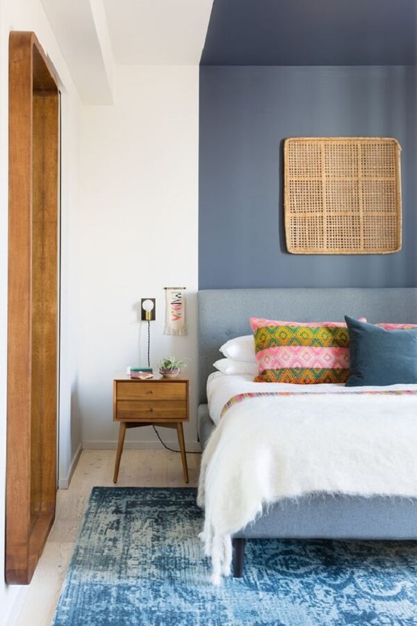 Pintar parede com fita crepe tons de azul no quarto trazem a sensação de tranquilidade ao dormitório