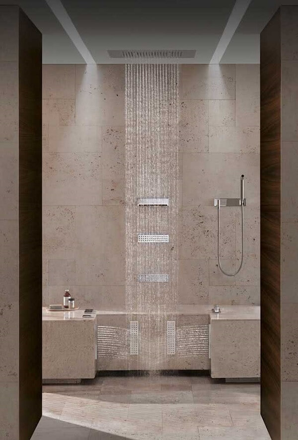 Projeto de banheiro moderno com chuveiro de teto embutido