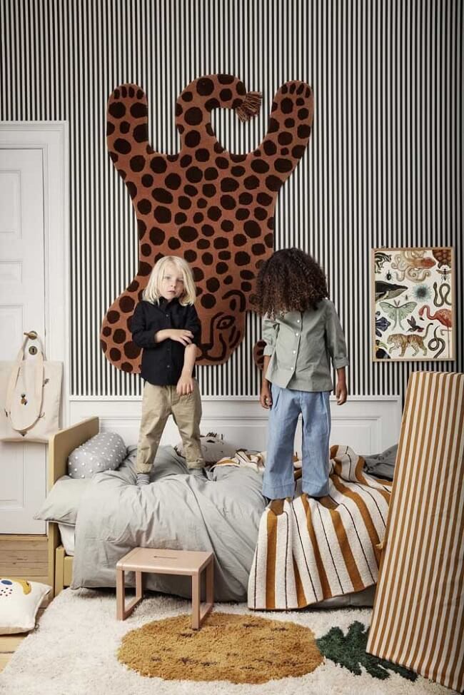 Quarto infantil decorado de forma criativa com tapeçaria de parede