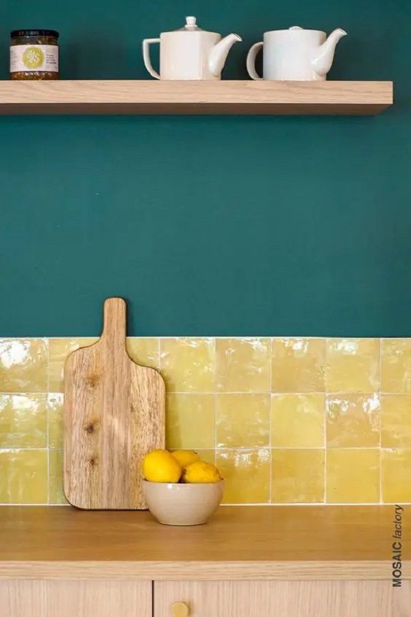 Revestimento de cozinha amarelo com tinta de parede verde