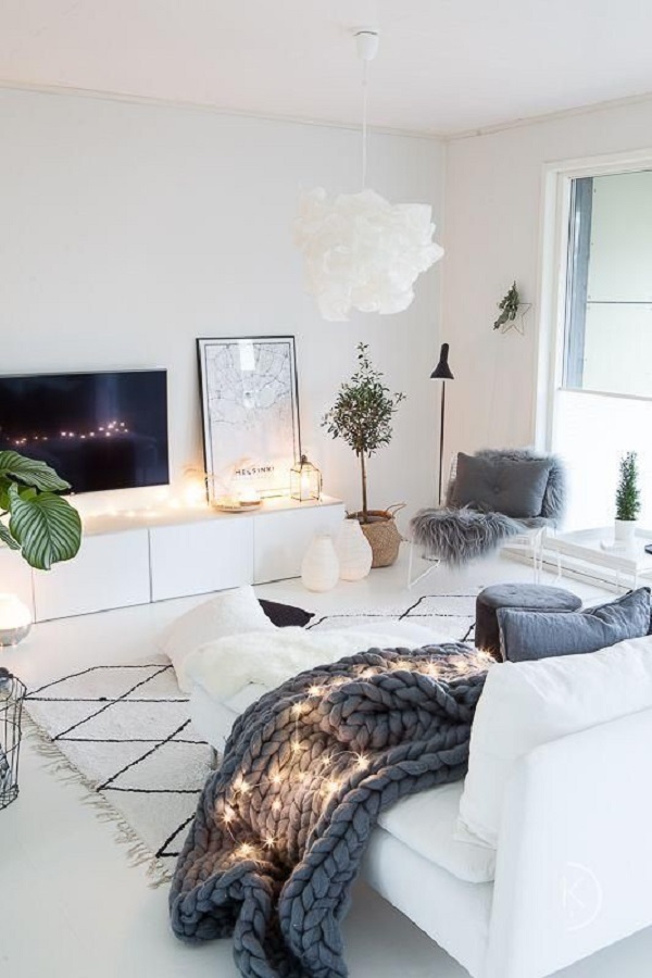 Sala branca com decoração de sofá com manta