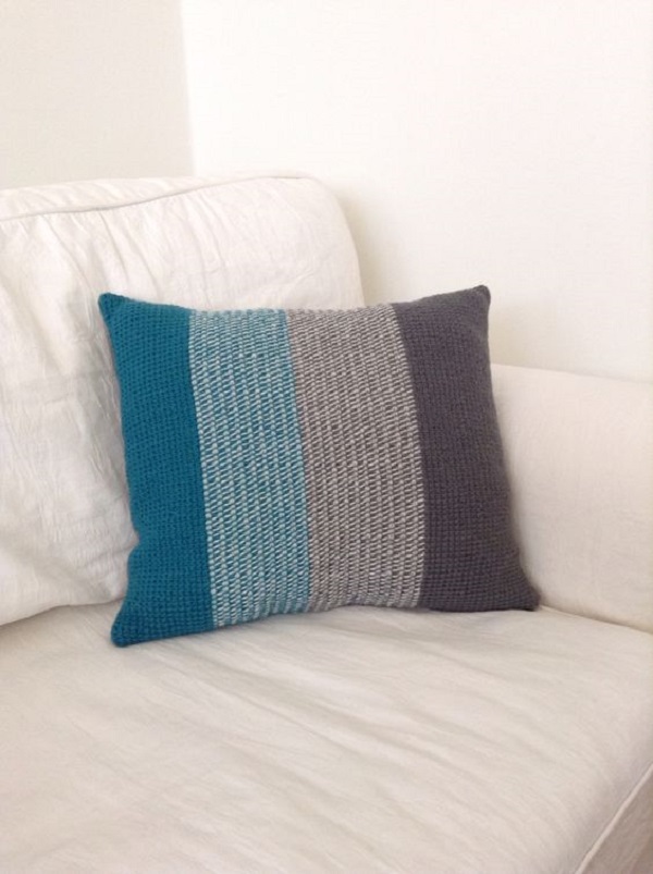 Sala com almofada de tricô em tons de azul