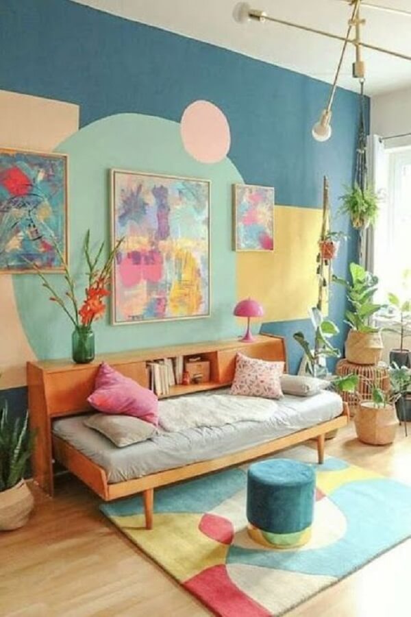 Sala de estar colorida com parede pintada com fita