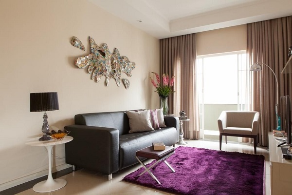 Sala de estar decorada com cores que combinam com roxo