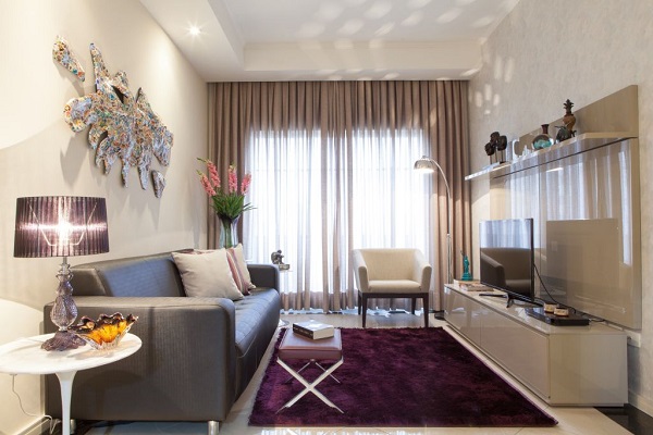 Sala de estar decorada com cores que combinam com roxo e rack branca