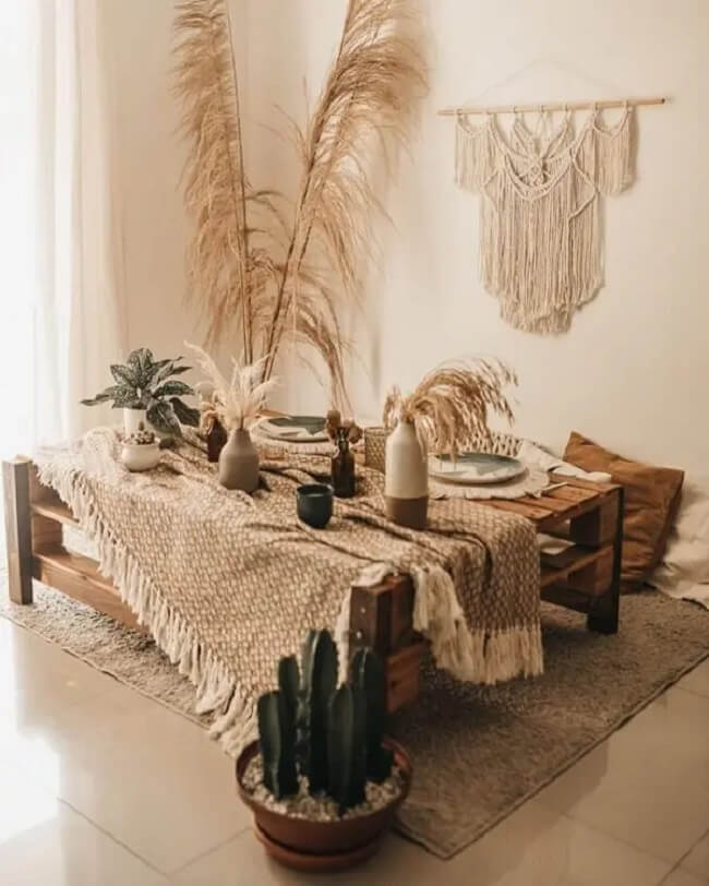 Sala de jantar decorada com tapeçaria de parede macramê
