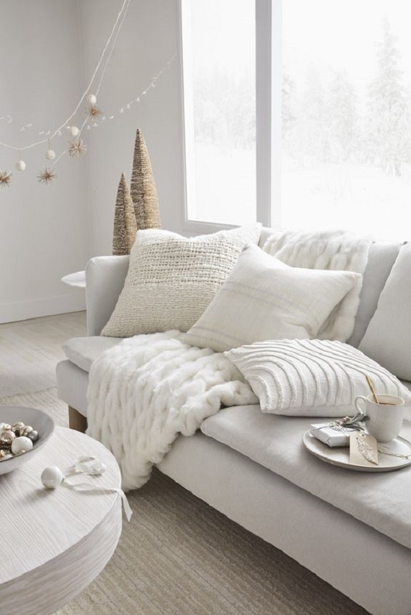 Sofá com manta de crochê branco