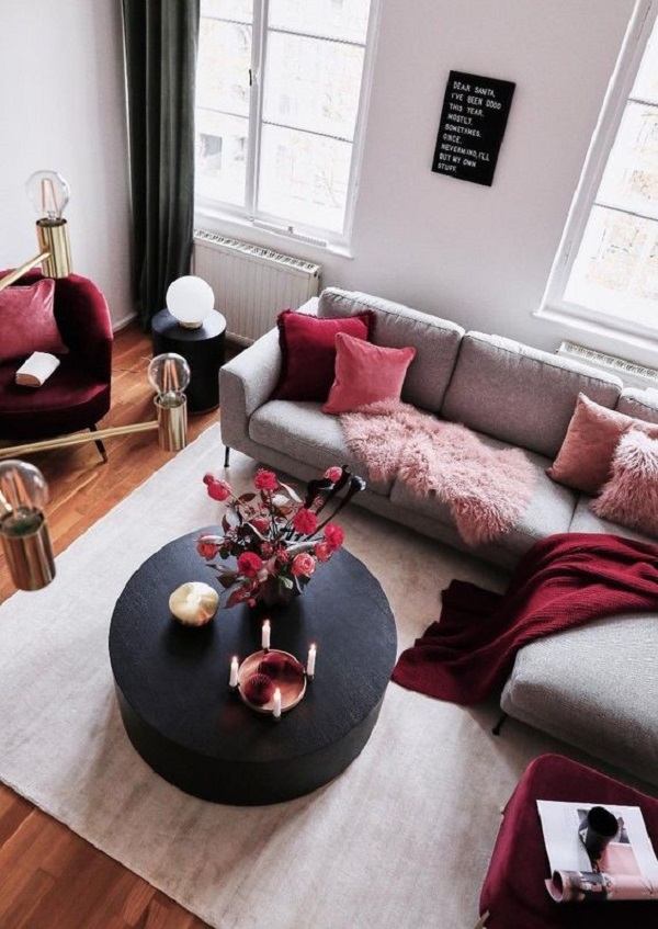  Sofá com manta vermelha e móveis pretos