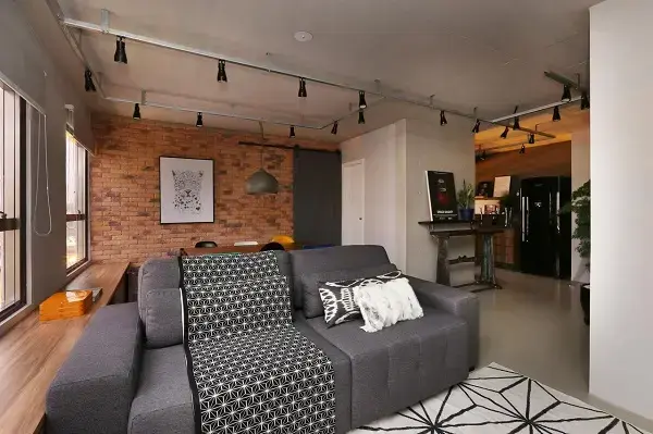 Sofá com manta cinza para sala de estar moderna