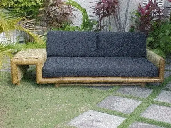 Sofá de bambu com mesa lateral embutida