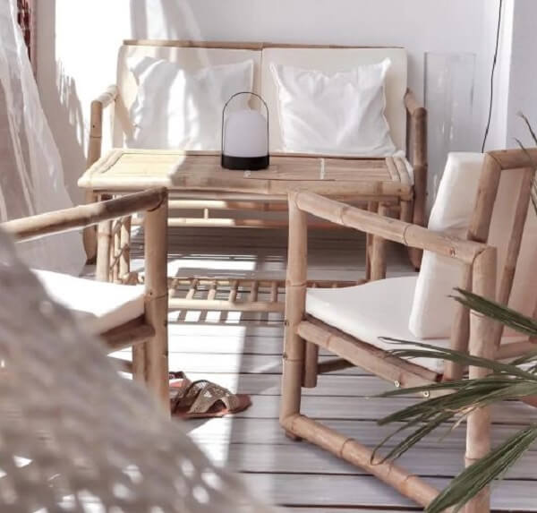 Varanda clean com conjunto de sofá de bambu