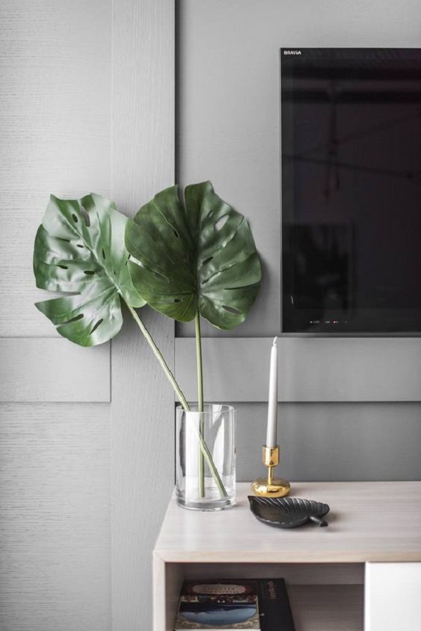 Vaso de vidro para plantas na sala de estar moderna
