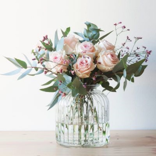 Vaso de vidro para rosas claras