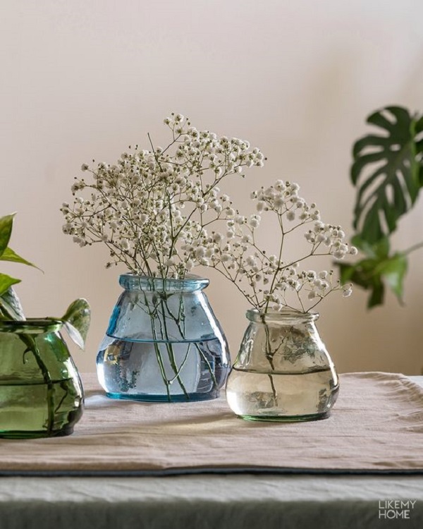 Vasos de vidro coloridos para decoração