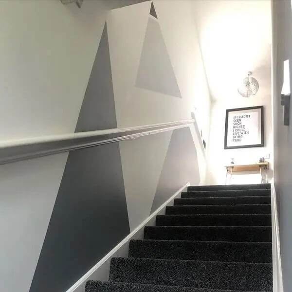 Pintar parede com fita crepe a pintura geométrica decora as paredes da escada