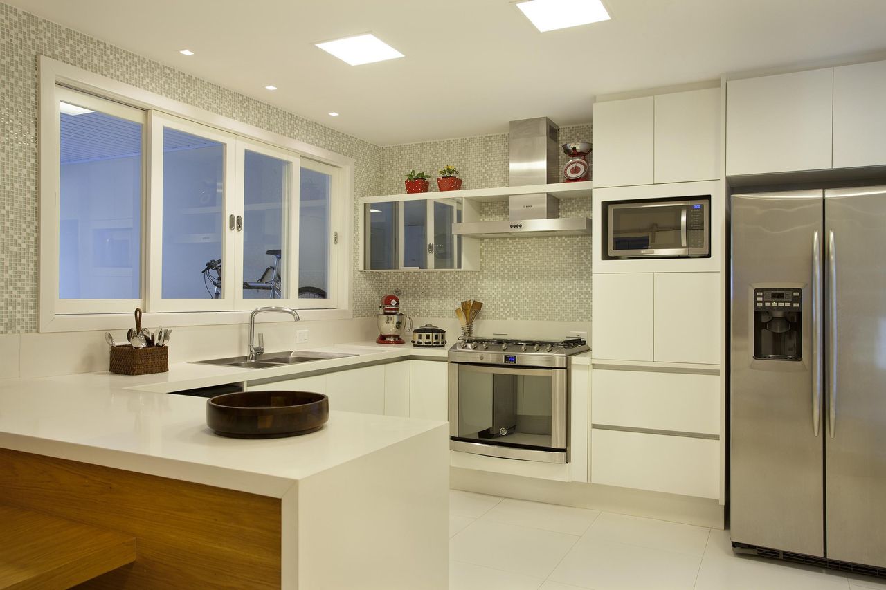 Cozinha minimalista na cor branca 