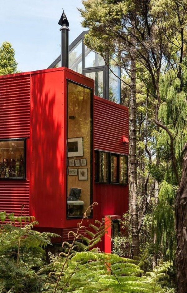 A casa vermelha se integra perfeitamente com a paisagem do entorno