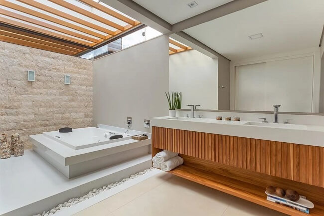 A claraboia banheiro facilita a entrada de luz natural no ambiente