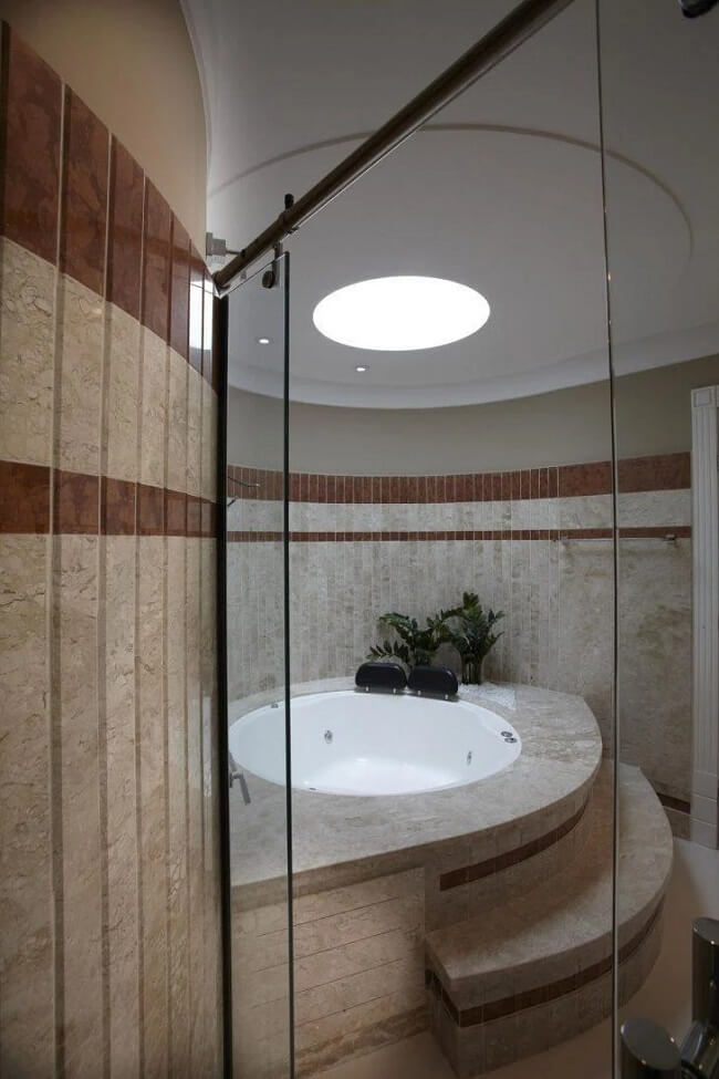 A claraboia banheiro ilumina a área da banheira