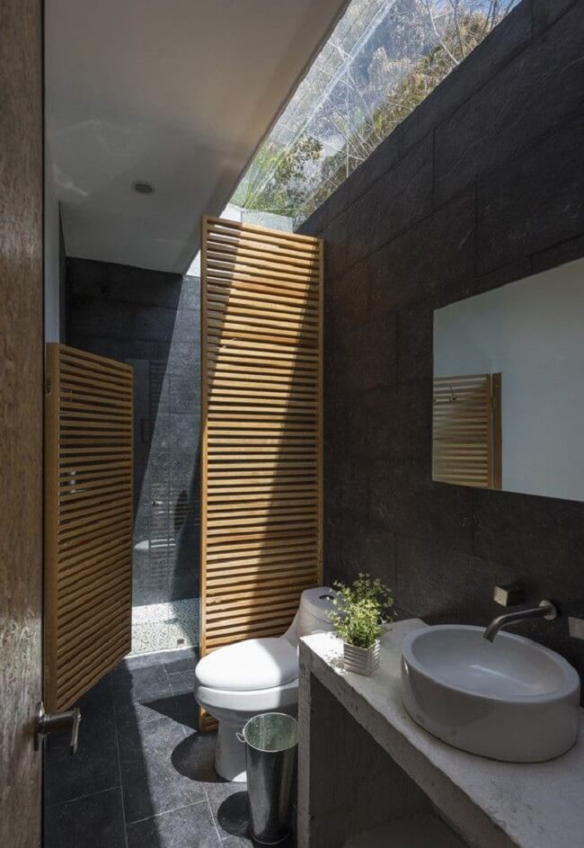 A claraboia banheiro traz a natureza para dentro do ambiente
