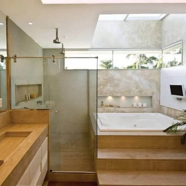 A claraboia banheiro traz um iluminação natural para a banheira
