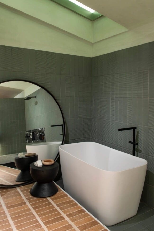 A claraboia do banheiro foi pensado para facilitar a entrada de luz natural no ambiente
