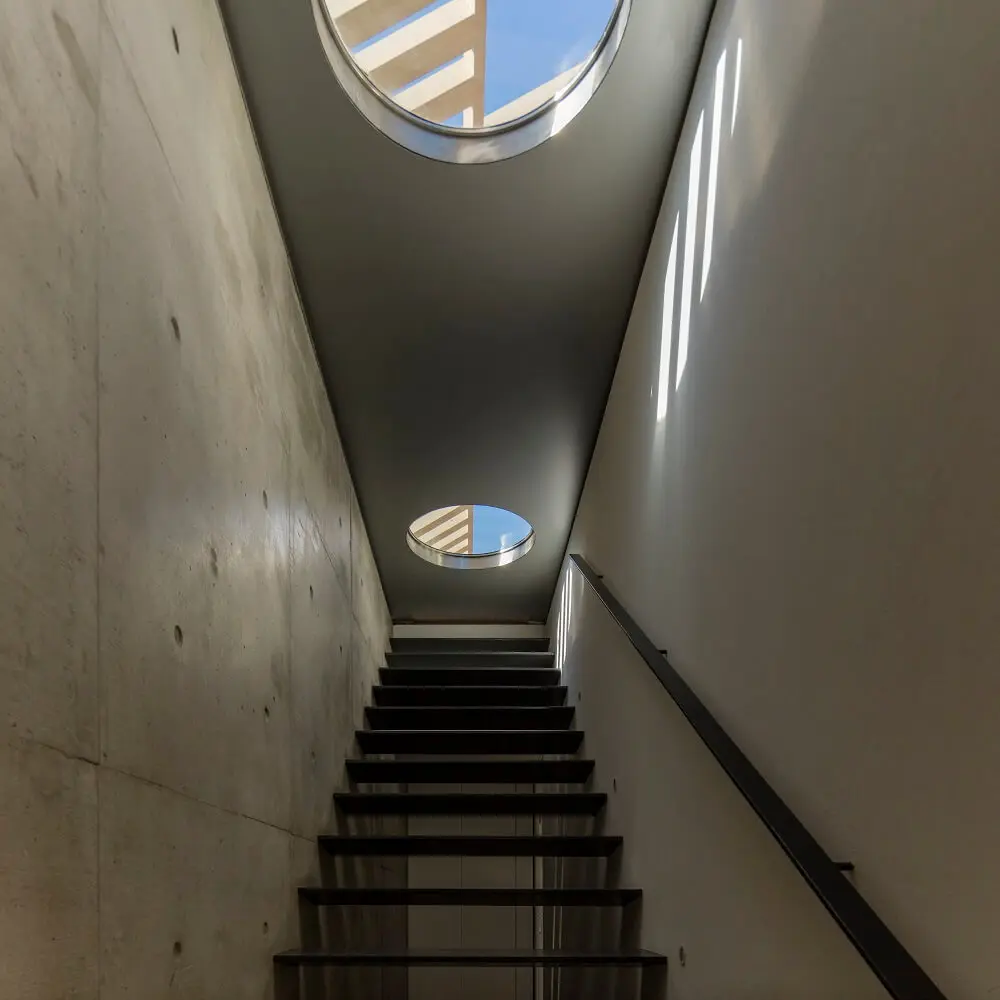 A escada que dá acesso ao solário conta com claraboias no teto
