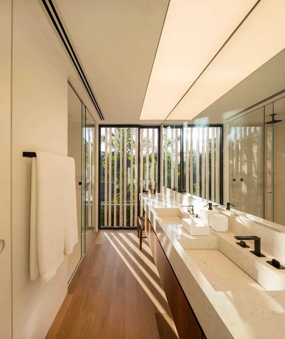 A luz natural invade a decoração do banheiro e traz um nova perspectiva no ambiente