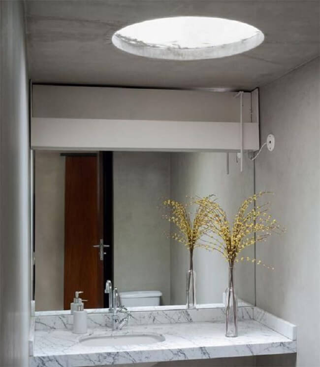 A pequena claraboia banheiro ajuda na iluminação da bancada