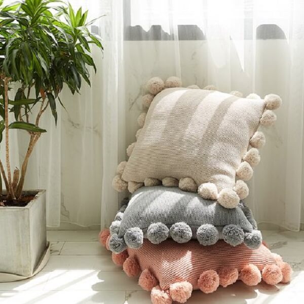 Almofada de tricô para decoração de ambientes conchegantes como a sala de estar e quarto