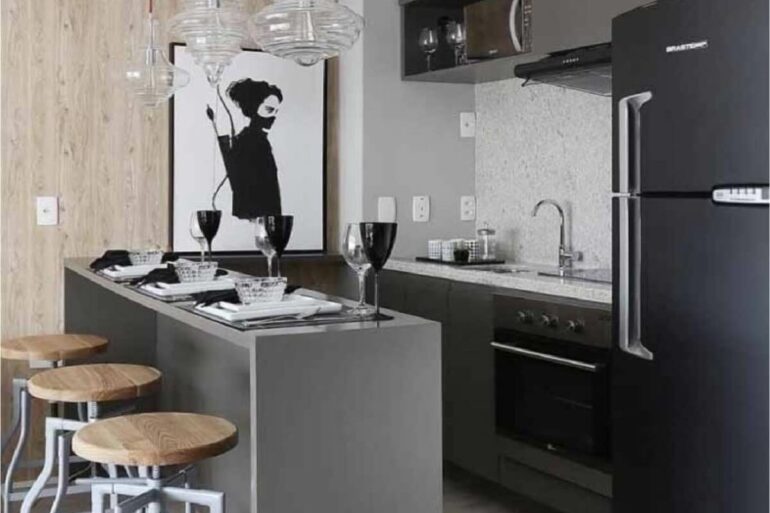 Armário de cozinha preto e cinza para cozinha moderna. Fonte: Ideias Decor