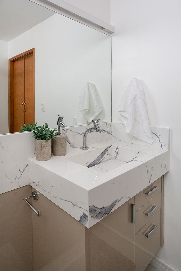 Bancada de mármore com armário bege para banheiro chique