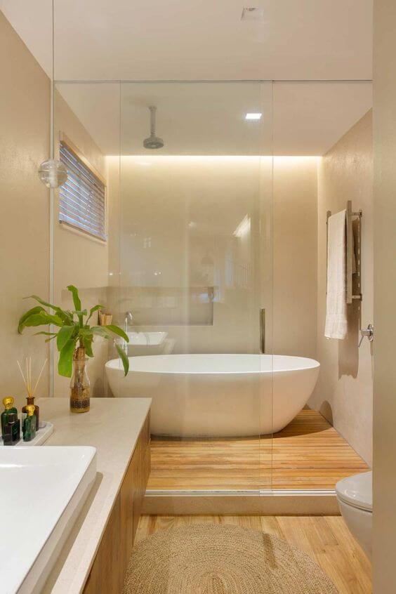 Banheiro bege com madeira e banheira