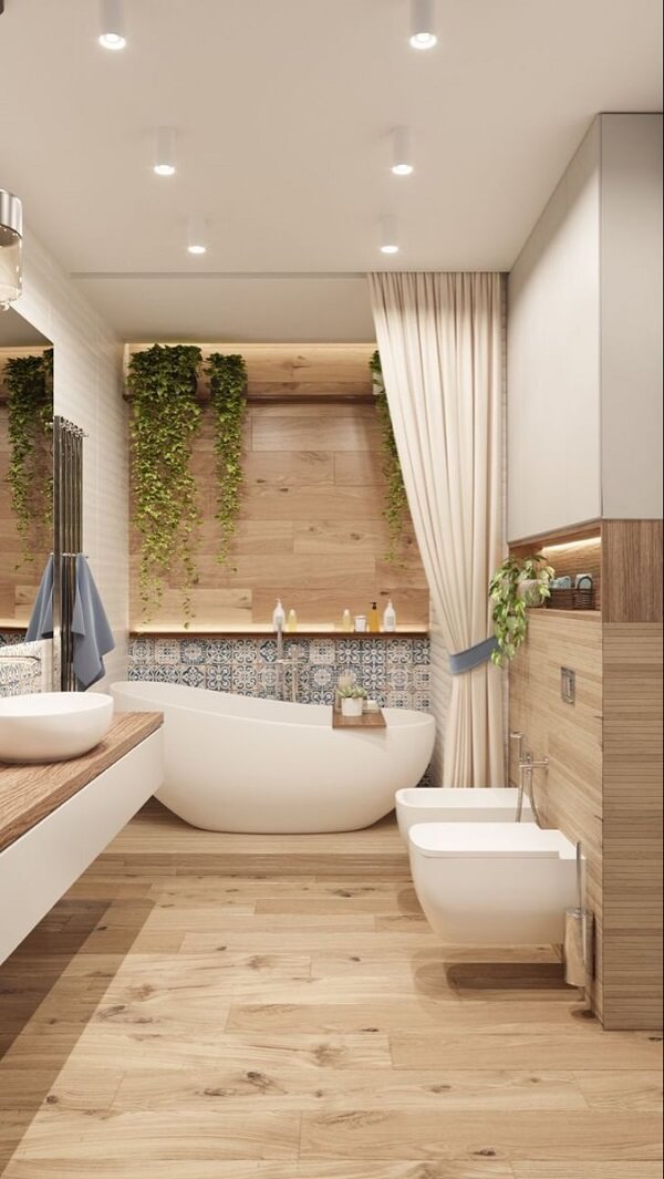 Banheiro bege com madeira e banheira branca