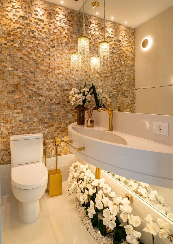 Banheiro bege com orquídeas embaixo da bancada de luxo