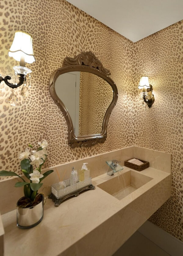 Banheiro bege com papel de parede animal print