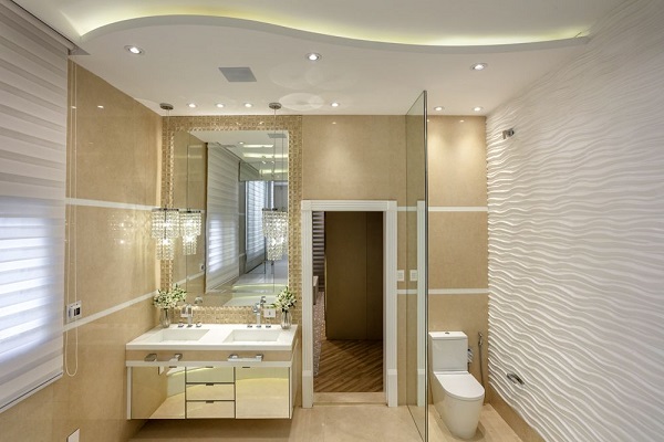 Banheiro bege e branco com armário espelhado