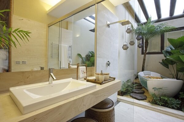 Banheiro chique com cuba marmorizada e banheira