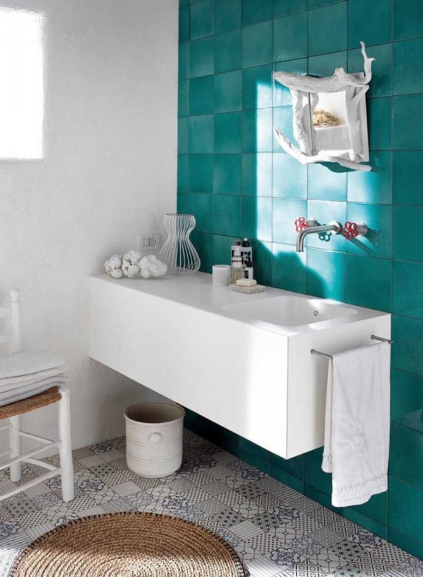 Banheiro colorido com corian branco e parede verde