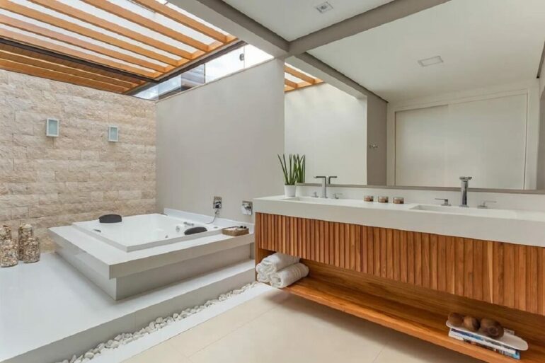A clarabóia banheiro facilita a entrada de luz natural no ambiente. Fonte: Priscila Valente Arquitetura