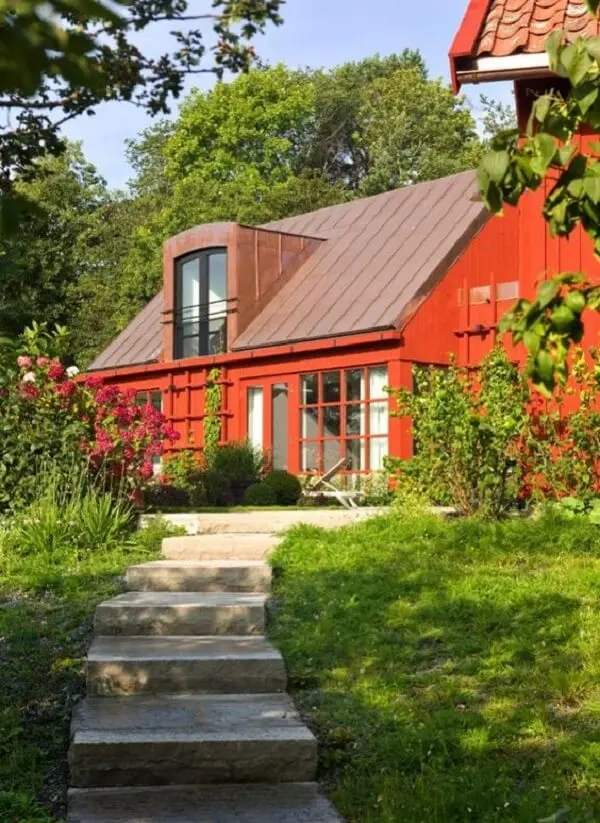 Casas pintadas de vermelho com amplo espaço para jardim