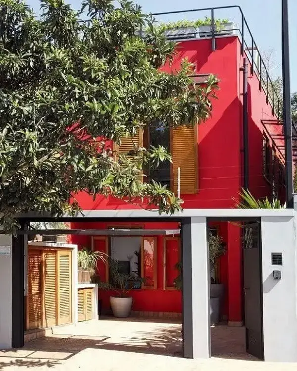 Casas pintadas de vermelho com garagem