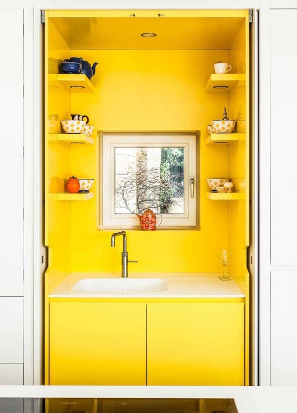 Espaço de lavanderia amarela corian